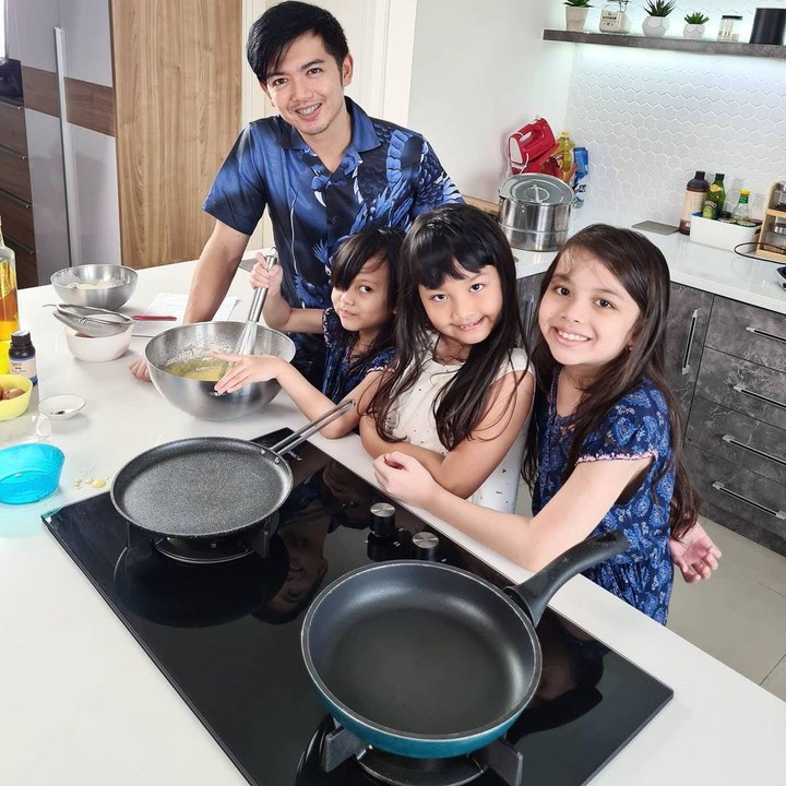 <p>Lama tak muncul sebagai aktor, kini Nicky Tirta menjadi chef profesional, Bunda. Melalui media sosial Instagram, pria kelahiran 39 tahun silam ini kerap menunjukkan aktivitasnya di dapur, lho. (Foto: Instagram @nickytirta)<br /><br /><br /></p>