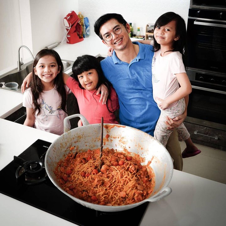 <p>Tampaknya Ellyna ingin mengikuti jejak sang ayah sebagai chef nih, Bunda. "Like father like daughter nihhh.. Hahaha," kata Nicky Tirta. (Foto: Instagram @nickytirta)<br /><br /><br /></p>