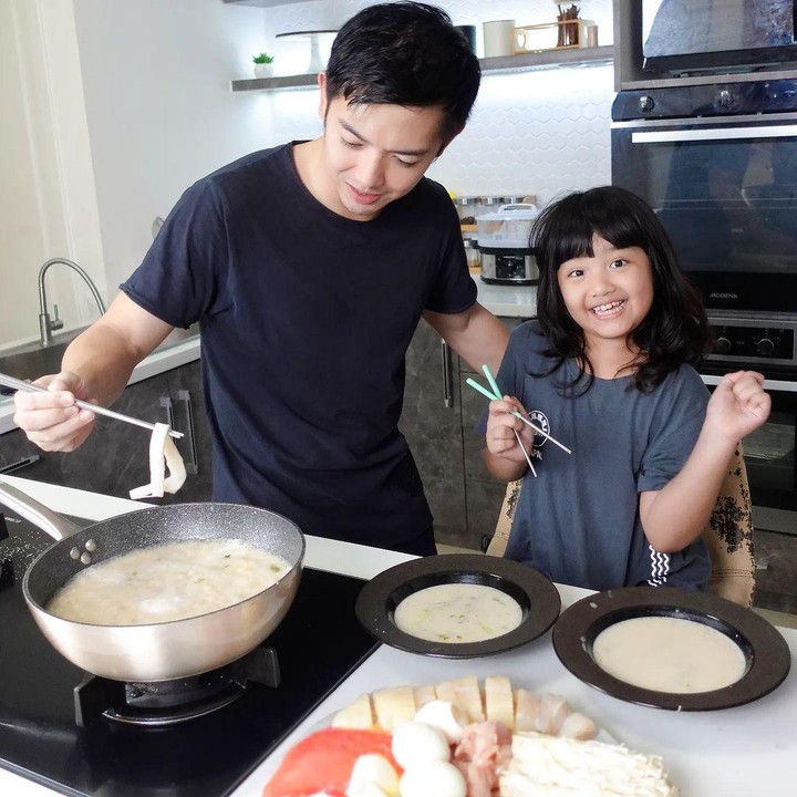 <p>Kegiatan ini disebut Nicky Tirta sebagai kelas membuat pizza. Ellyna sampai membawa teman-teman sekolahnya untuk belajar bareng nih, Bunda. "Pizza making class! Seneng bgt, Ellyna bisa liburan sekaligus belajar bikin pizza.. Ellyna excited bgt!." (Foto: Instagram @nickytirta)<br /><br /><br /></p>