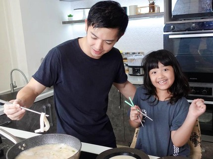 7 Potret Nicky Tirta Ajari Anaknya Masak, Mulai dari Baking hingga Pasta