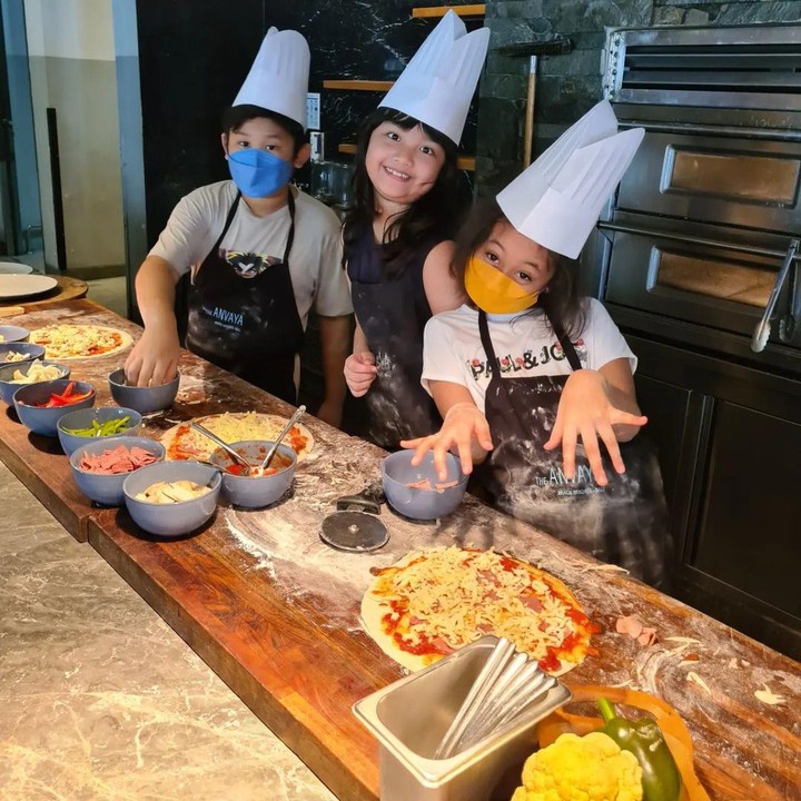 <p>Diakuinya, sang putri sejak kecil memang suka ikut membantunya saat sibuk di dapur. "Dr kecil Ellyna memang udah suka bgt ikutan bantuin di dapur, baik cooking atau baking," tuturnya, dikutip dari akun @nickytirta. (Foto: Instagram @nickytirta)<br /><br /><br /></p>