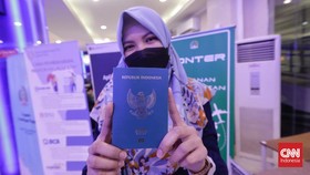 FOTO: Para Pemohon Paspor dengan Masa Berlaku 10 Tahun