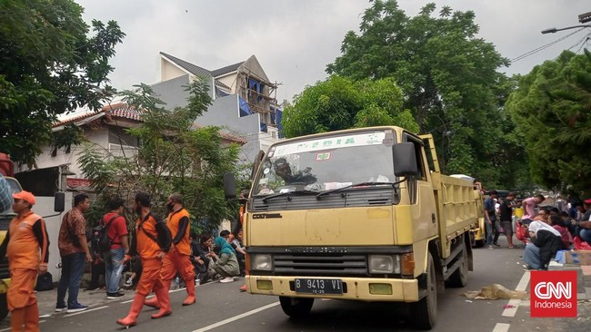 Selebritas Wanda Hamidah merekam suasana kericuhan terkait upaya paksa pengosongan rumahnya di Cikini oleh aparat Jakarta Pusat.