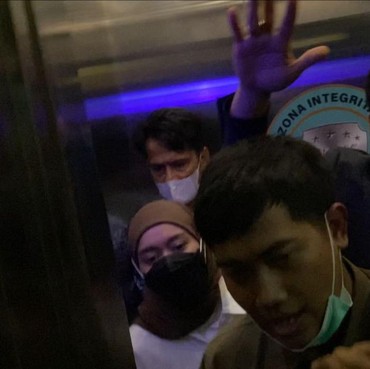 Lesti Kejora Terobos Hujan & Wartawan Temui Billar di Polres Jaksel