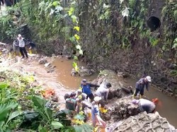Melihat Proses Pencarian Mahasiswi IPB yang Jatuh ke Gorong-gorong