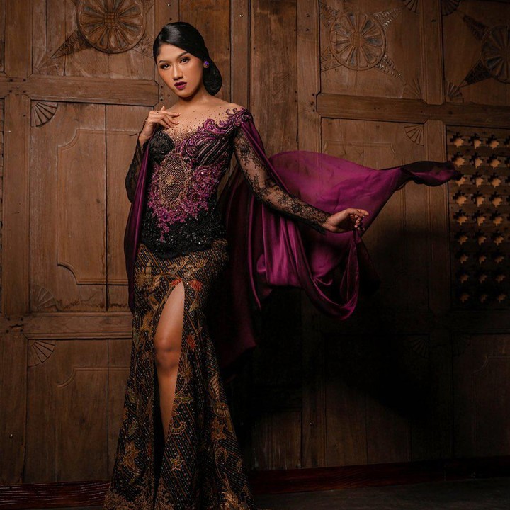 <p>Wanita kelahiran tahun 1996 ini juga pernah membagikan potret mengenakan kebaya modern dipadu dengan kain batik, Bunda. Terlihat sangat elegan, ya! (Foto: Instagram: @erinagudono)</p>
