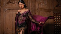 <p>Wanita kelahiran tahun 1996 ini juga pernah membagikan potret mengenakan kebaya modern dipadu dengan kain batik, Bunda. Terlihat sangat elegan, ya! (Foto: Instagram: @erinagudono)</p>