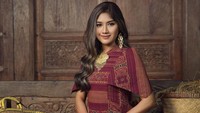 7 Potret Anggun Erina Gudono Calon Istri Kaesang dalam Balutan Kain Tradisional