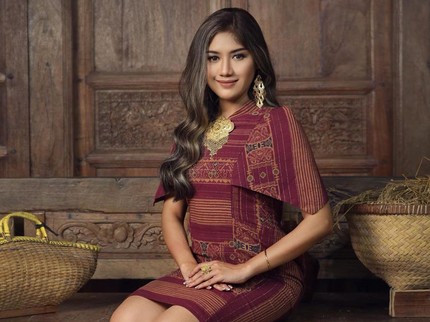 7 Potret Anggun Erina Gudono Calon Istri Kaesang dalam Balutan Kain Tradisional
