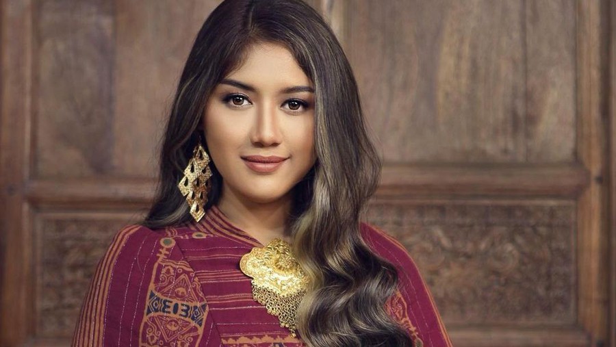 Potret Anggun Erina Gudono dalam Balutan Kain Tradisional