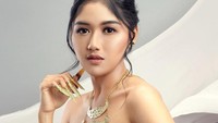 <p>Pada beberapa potret Instagram-nya, Erina kerap berpose anggun dengan menggunakan kain tradisional Indonesia. Salah satunya adalah ketika ia memakai kemben berikut ini. (Foto: Instagram: @erinagudono)</p>