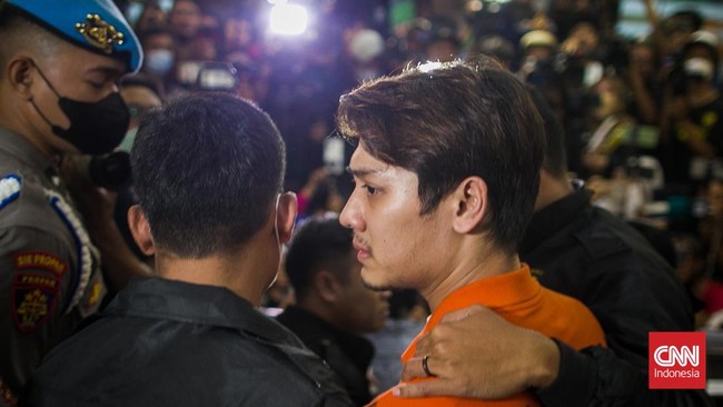 Polisi menahan Rizky Billar yang jadi tersangka KDRT selama 20 hari. Polisi beralasan untuk menghindari Rizky mengulangi perbuatannya.