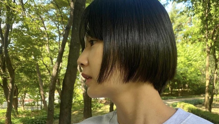 Sementara itu pada bulan Agustus 2022 lalu, nama Yoon Seung Ah juga sempat menuai pujian dari netizen karena keputusan memotong rambut panjangnya untuk disumbangkan kepada pasien kanker./ foto: instagram.com/doflwl