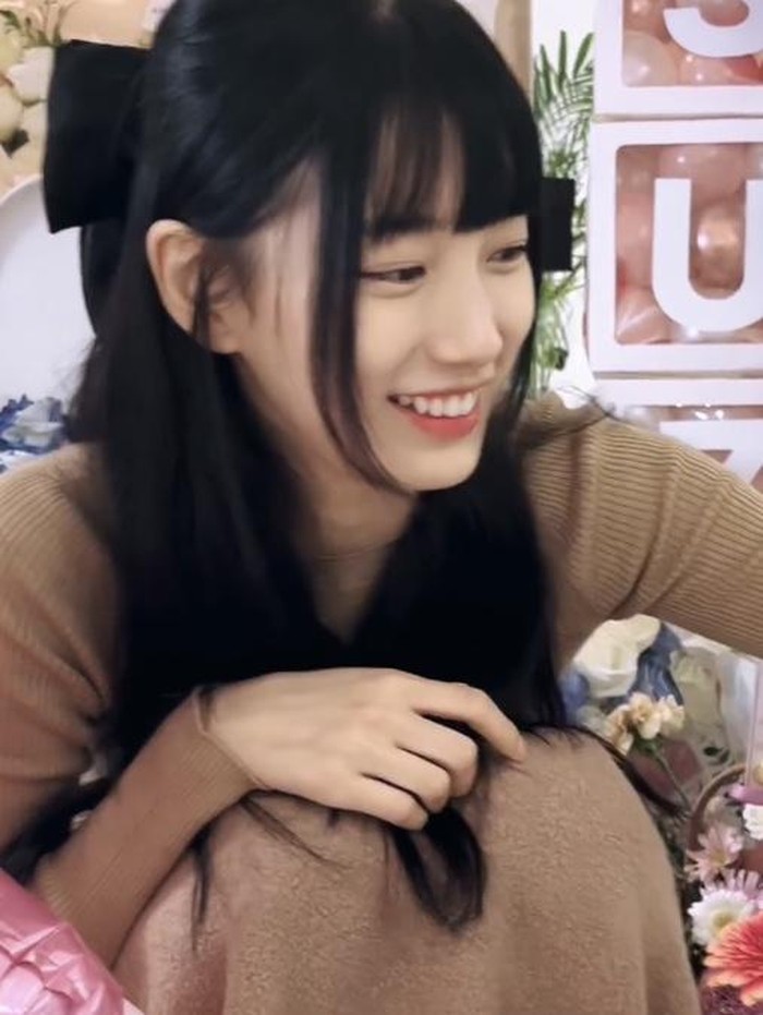 Sudah lama tampil dengan rambut panjang tanpa poni, kini Suzy kembali memotong poninya. Bukan model 'See Trough Bangs' ala Korea, namun Hime Cut ala Putri Jepang./ foto: instagram.com/skuukzky