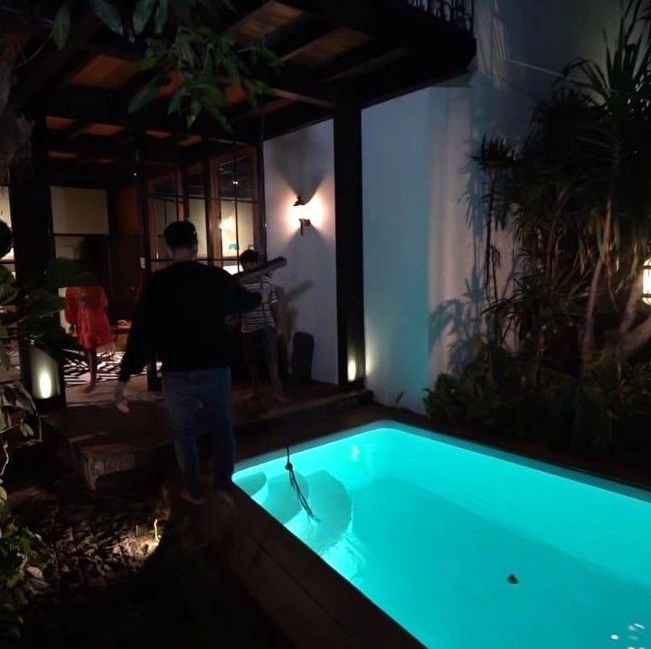 <p>Widi dan Dwi juga menyediakan kolam renang, tidak hanya itu, mereka juga menyediakan ayunan tali untuk anak-anaknya bermain di kolam renang. (Foto: YouTube Rans Entertainment)<br /><br /><br /></p>
