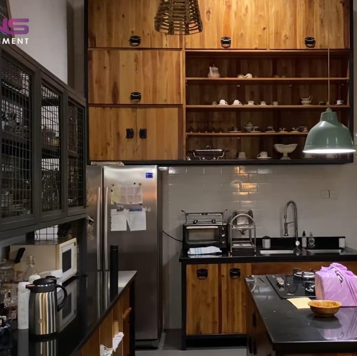 <p>Dapurnya pun sangat terlihat aesthetic didominasi desain kayu di rumahnya. Bisa jadi spot foto yang bagus, ya, Bunda. (Foto: YouTube Rans Entertainment)<br /><br /><br /></p>