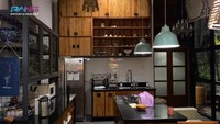 <p>Dapurnya pun sangat terlihat aesthetic didominasi desain kayu di rumahnya. Bisa jadi spot foto yang bagus, ya, Bunda. (Foto: YouTube Rans Entertainment)<br /><br /><br /></p>