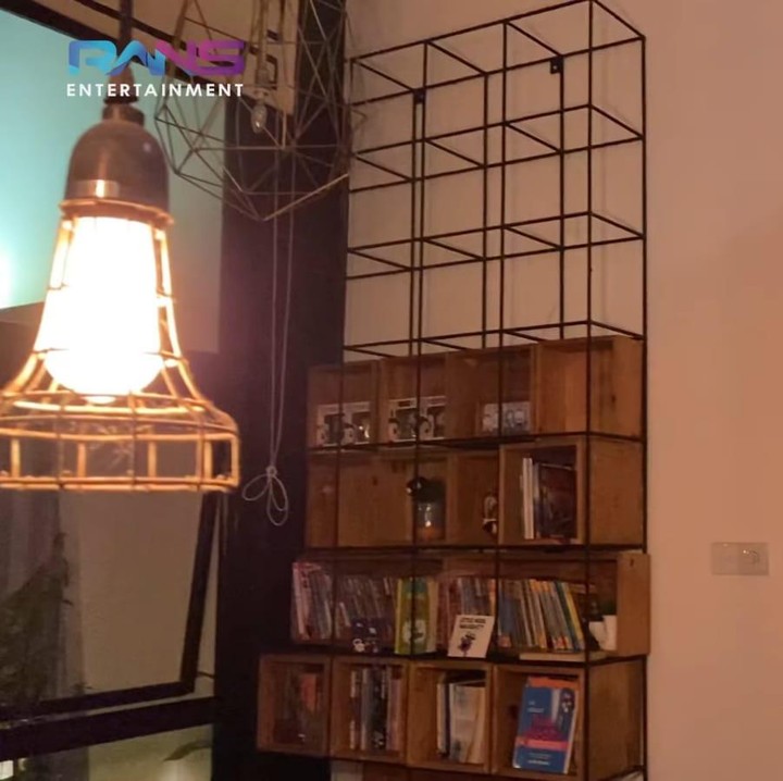 <p>Uniknya, rumah ini banyak memanfaatkan barang bekas untuk diolah kembali menjadi sesuatu yang bermanfaat. Contohnya seperti rak buku kayu yang satu ini. (Foto: YouTube Rans Entertainment)<br /><br /><br /></p>