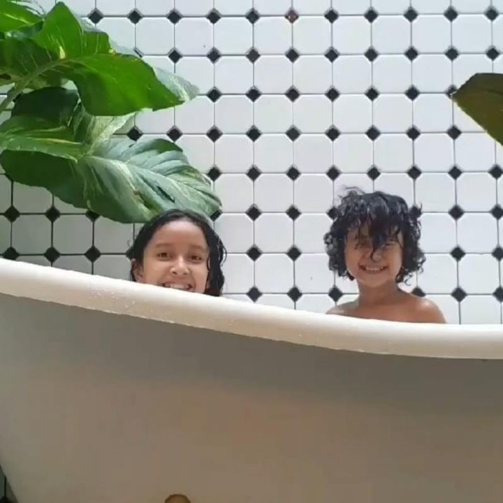 <p>Bukan hanya ruang keluarga, dapur, dan halaman belakangnya saja yang aesthetic kamar mandinya juga, lho. Terlihat Dwi meletakkan lukisan di setiap sudut rumahnya, bahkan sampai ke kamar mandi. Sangat artistic, ya, Bunda. (Foto: Instagram@widimulia)<br /><br /><br /></p>