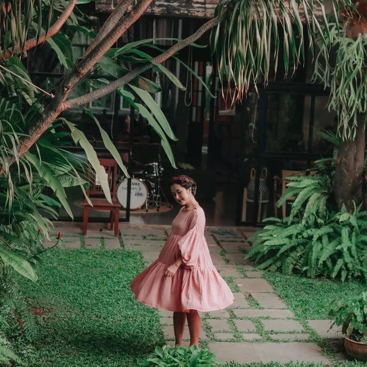 <p>Pasangan yang satu ini juga memiliki halaman belakang rumah yang cukup luas dan sangat cantik, lho, Bunda. (Foto: Instagram@widimulia)<br /><br /><br /></p>