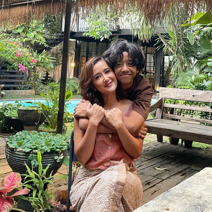 <p>Gazebo di halaman belakang rumahnya pun sangat terlihat nyaman untuk bersantai bersama keluarga dan teman-teman. Duh, sepertinya tinggal di sini berasa menginap di resort setiap hari ya, Bunda. (Foto: Instagram @widimulia)</p>