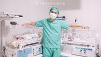 <p>Anisa juga menerangkan bahwa ada dua pertimbangan dari keputusan tersebut. Yang pasti, ini demi kesalamatan putri-putrinya. "Ada 2 pertimbangan yang bikin kita berdua galau segalau2nya, karena ini menyangkut keselamatan bayi2 kami. (Foto: Intagram @anisarahma_12 dan @anditodwis)<br /><br /><br /></p>