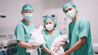 <p>Kehadiran Alma dan Asha sendiri sudah ditunggu oleh ayah dan ibundanya sejak 4 tahun lalu. Ada banyak perjuangan yang keduanya lalui, untungnya semua terbayar lunas dengan kelahiran mereka yang sehat. "Kami nantikan kalian 4 tahun nak..Ahlan Wa Sahlan..Welcome to the world," tulis keduanya. (Foto: Intagram @anisarahma_12 dan @anditodwis)<br /><br /><br /></p>
