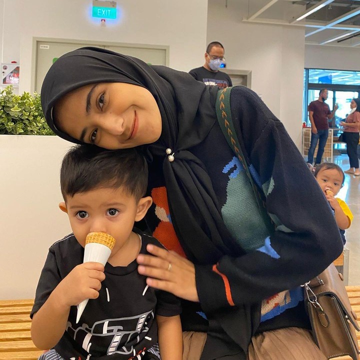 <p>Misalnya dalam potret berikut ini. Nadya meninggalkan pesan pada Baby Syaki tentang kesabaran. "Nak, bertahanlah. Dan yakinlah gaakan rugi menjadi org yang sabar. karena sabar itu ga mudah, maka balasannya pun besar banget di sisi Allah," tulisnya melalui akun @nadyamustikarahayu. (Foto: Instagram @nadyamustikarahayu)<br /><br /><br /></p>