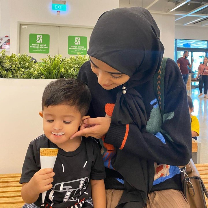 <p>Melalui media sosial Instagram, Nadya kerap bagikan potret kebersamaannya dengan Baby Syaki. Tak lupa, ia juga meninggalkan caption sebagai nasihat untuk putranya. (Foto: Instagram @nadyamustikarahayu)<br /><br /><br /></p>