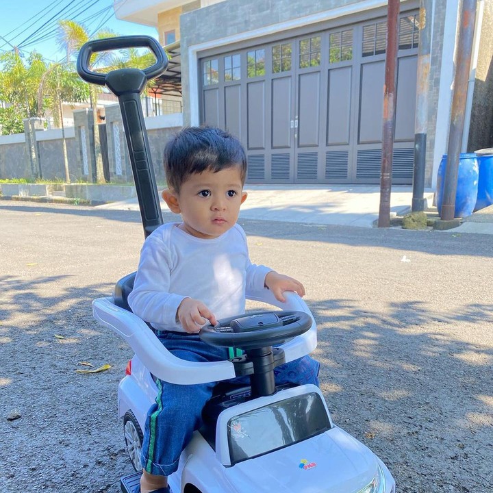 <p>Banyak netizen yang gemas pada Baby Syaki, Bunda. Mereka kerap meninggalkan komentar untuk mengeskpresikan perasaan tersebut. "Ibu nya cantik, anak nya ganteng, Masya Allah," tulis akun @tyas****. (Foto: Instagram @nadyamustikarahayu)<br /><br /><br /></p>