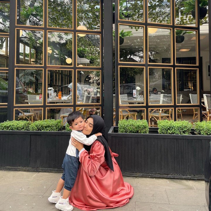 <p>Kehidupan Nadya Mustika bersama putra semata wayangnya, Baihaqqi Syaki Ramadhan, berjalan baik pasca bercerai dari Rizky DA. (Foto: Instagram @nadyamustikarahayu)<br /><br /><br /></p>