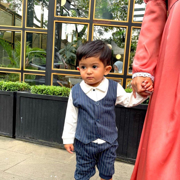 <p>Kini, baby Syaki sudah berusia satu tahun. Bayi yang lahir pada 13 April 2021 dan di jam 9.33 WIB ini tubuh sehat dan makin ganteng, lho. (Foto: Instagram @nadyamustikarahayu)<br /><br /><br /></p>