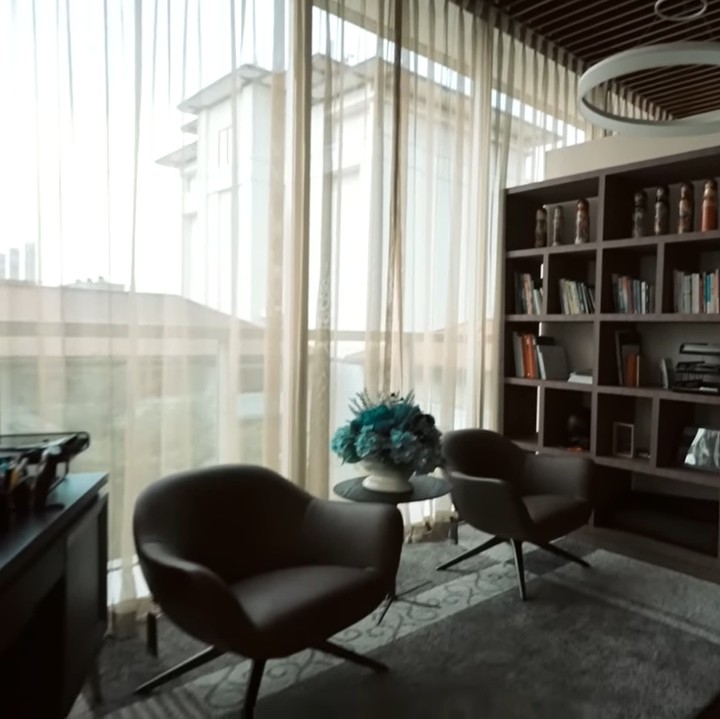 <p>Di apartemen tersebut, Indra Priawan juga memiliki ruangan khusus yang digunakan untuk tempat bekerja. Ruangan ini terasa hangat dengan nuansa kayu berwarna gelap. (Foto: YouTube AH)</p>