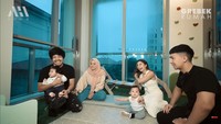 <p>Putra mereka, Issa, juga sudah memiliki ruang bermain sendiri lho. Nikita dan Indra meminta jasa desain interior khusus kamar bayi untuk membuat kamar kecil di sudut apartemen mereka. (Foto: YouTube AH)</p>