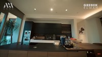 <p>Bagian dapur apartemen Nikita Willy dan Indra Priaman juga terlihat mewah dengan dominasi warna hitam. Elegan ya, Bunda? (Foto: YouTube AH)</p>