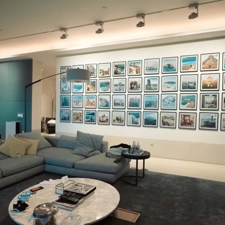 <p>Salah satu dekorasi yang mencuri perhatian di apartemen mereka adalah tembok yang dipenuhi oleh potret liburan Nikita dan Indra. "Jadi dulu, kita bingung ini mau ditaruh apa. Karena kalau tembok putih doang bosen kan. Cuma karena aku suka fotografi jadinya dipajang foto sendiri," papar Indra. (Foto: YouTube AH)</p>