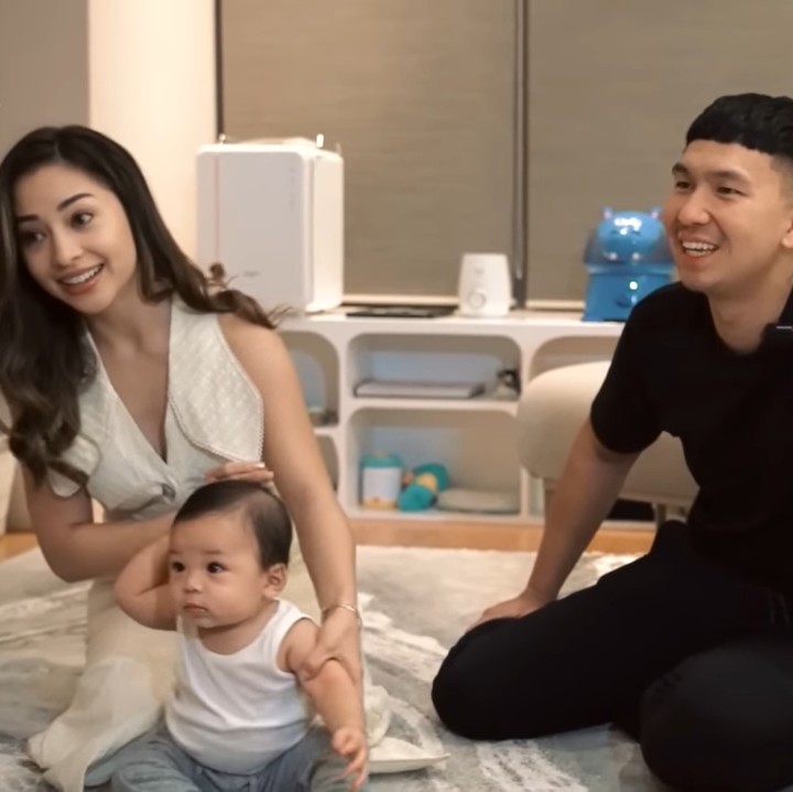 <p>Baby Izz juga sudah memiliki ruangan sendiri, lho. Di tempat ini, Issa terbiasa dibiarkan tidur sendirian dengan nyaman. Pasangan ini sengaja melatih putra mereka dengan metode <em>sleep training</em>. (Foto: YouTube AH)</p>