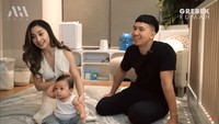 <p>Tak hanya itu, kamar tidur Issa juga didesain dengan sangat menarik. Di tempat ini, Issa terbiasa dibiarkan tidur sendirian dengan nyaman. Pasangan ini sengaja melatih putra mereka dengan metode <em>sleep training</em>, Bunda. (Foto: YouTube AH)</p>
