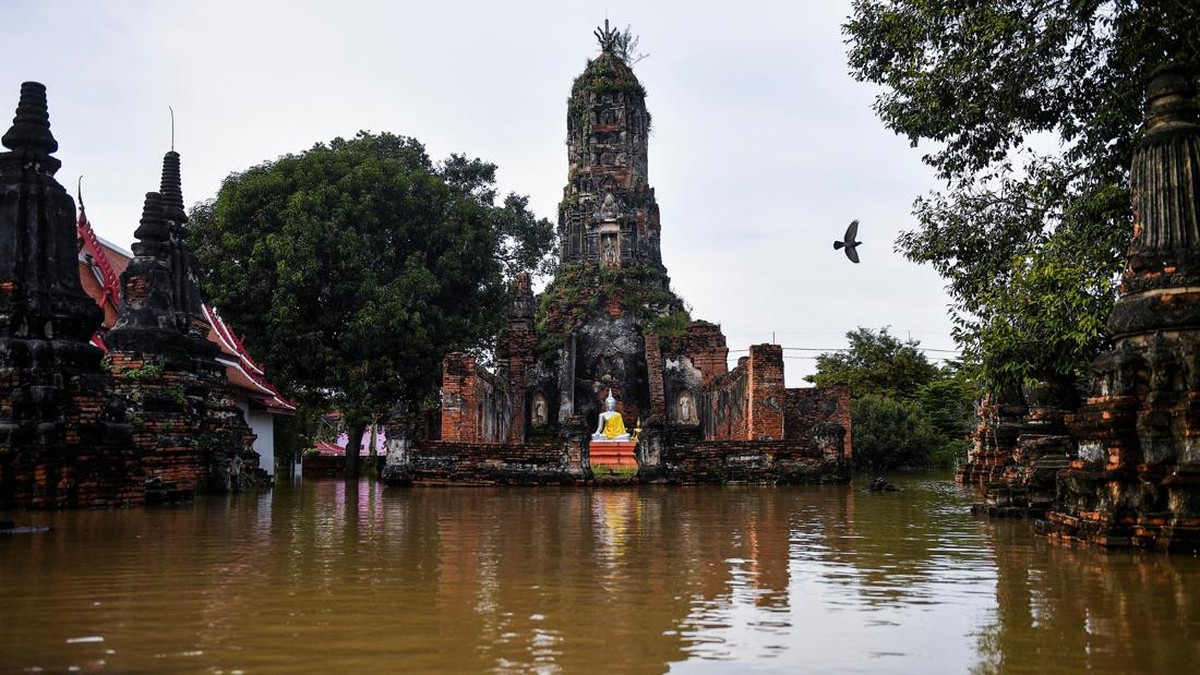FOTO: 'Rumah Buddha' Kebanjiran di Ayutthaya Thailand