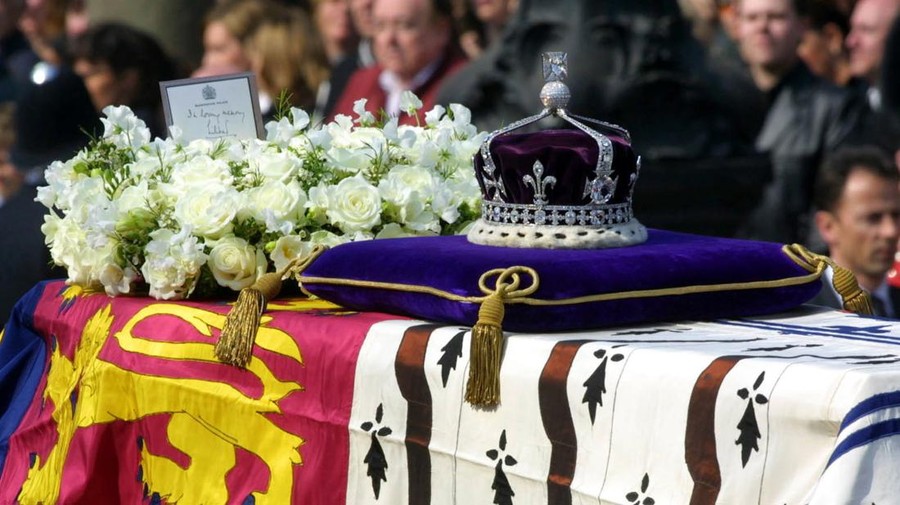 Berlian Koh-i-Noor LONDON, UNITED KINGDOM - APRIL 05: The Coffin Of The Queen Mother With A Wreath From The Queen. The Message