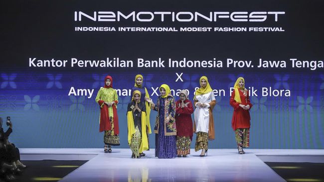 Ini merupakan ajang perdana penyelenggaraan IN2MOTIONFEST dengan tema 'Local Product, Global Look' dan diharapkan memperkuat branding fesyen mode Indonesia.