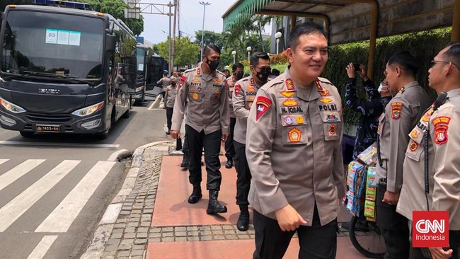 Ratusan perwira Polri tingkat Polres hingga Polda mulai berkumpul di Gedung Krida Bakti untuk melaksanakan salat jumat sebelum bertemu Jokowi di istana.