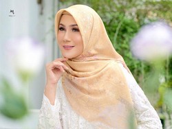 Marini Zumarnis Bisnis Busana Muslim, Angkat Tenun dan Batik Tasikmalaya