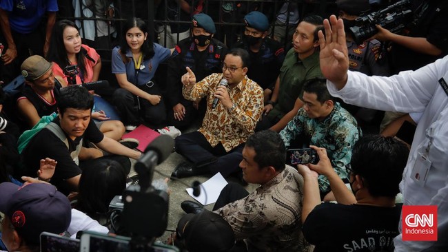 Massa dari Koalisi Perjuangan Warga Jakarta menggelar aksi di Balai Kota. Anies Baswedan menemui mereka.