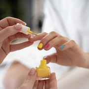 Menebak Kepribadian Seseorang dari Warna Cat Kuku Favoritnya