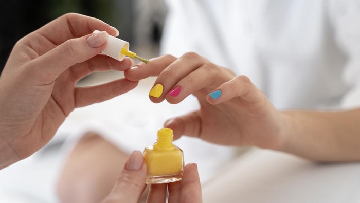 Menebak Kepribadian Seseorang dari Warna Cat Kuku Favoritnya