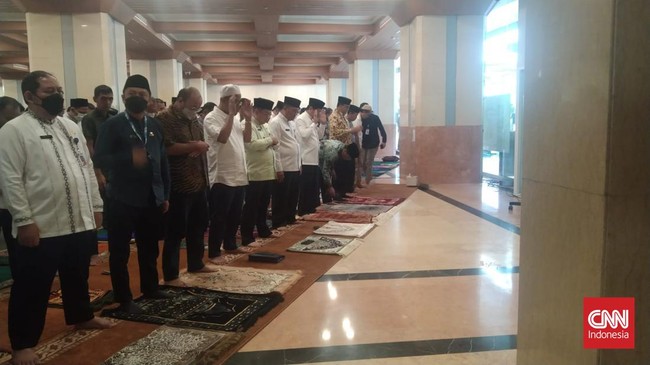 Anies ikut salat Jumat berjemaah di Masjid Balai Kota hari ini. Pada Minggu (16/10), ia akan mengakhiri masa tugasnya sebagai Gubernur DKI.
