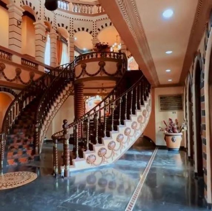 <p>Bunda Ala, bunda selebram Taysa Farasya dan Tasyi Athasyia memiliki rumah kastil yang sangat megah di kawasan Sukabumi, Jawa Barat, lho, Bunda. Kastil ini adalah salah satu rumah impiannya Bunda Ala sejak kecil. (Foto: YouTube tasya farasya)</p>