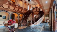 <p>Bunda Ala, bunda selebram Taysa Farasya dan Tasyi Athasyia memiliki rumah kastil yang sangat megah di kawasan Sukabumi, Jawa Barat, lho, Bunda. Kastil ini adalah salah satu rumah impiannya Bunda Ala sejak kecil. (Foto: YouTube tasya farasya)</p>