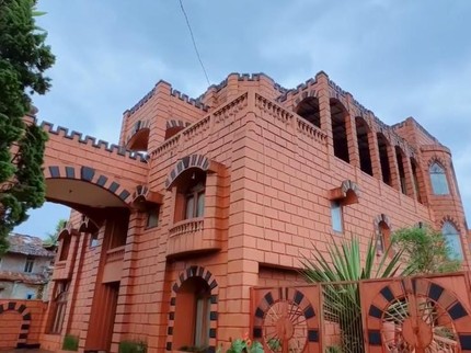 7 Potret Rumah Kastil Bu Ala, Ibunda Tasya Farasya dan Tasyi Athasyia
